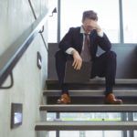 przedsiębiorca, siedzący na schodach zastanawia się o jakich obowiązkach prawnych zapominają przedsiębiorcy?