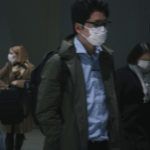 Ludzie spacerujący w maskach zastanawiają się co zrobić, gdy dostaną Skierowanie do pracy przy zwalczaniu epidemii